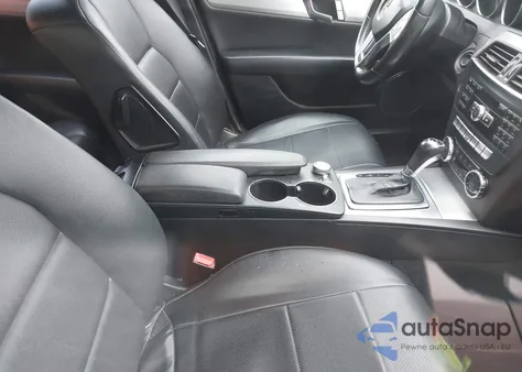 2013 Mercedes-Benz C 250 z USA, uszkodzony, nr VIN WDDGF4HBXDR263873